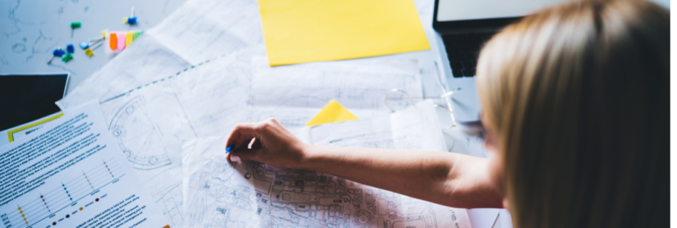 Imagine reprezentativă pentru verificarea certificatului de urbanism și a documentației necesare înaintea unei lucrări realizate prin notificare.