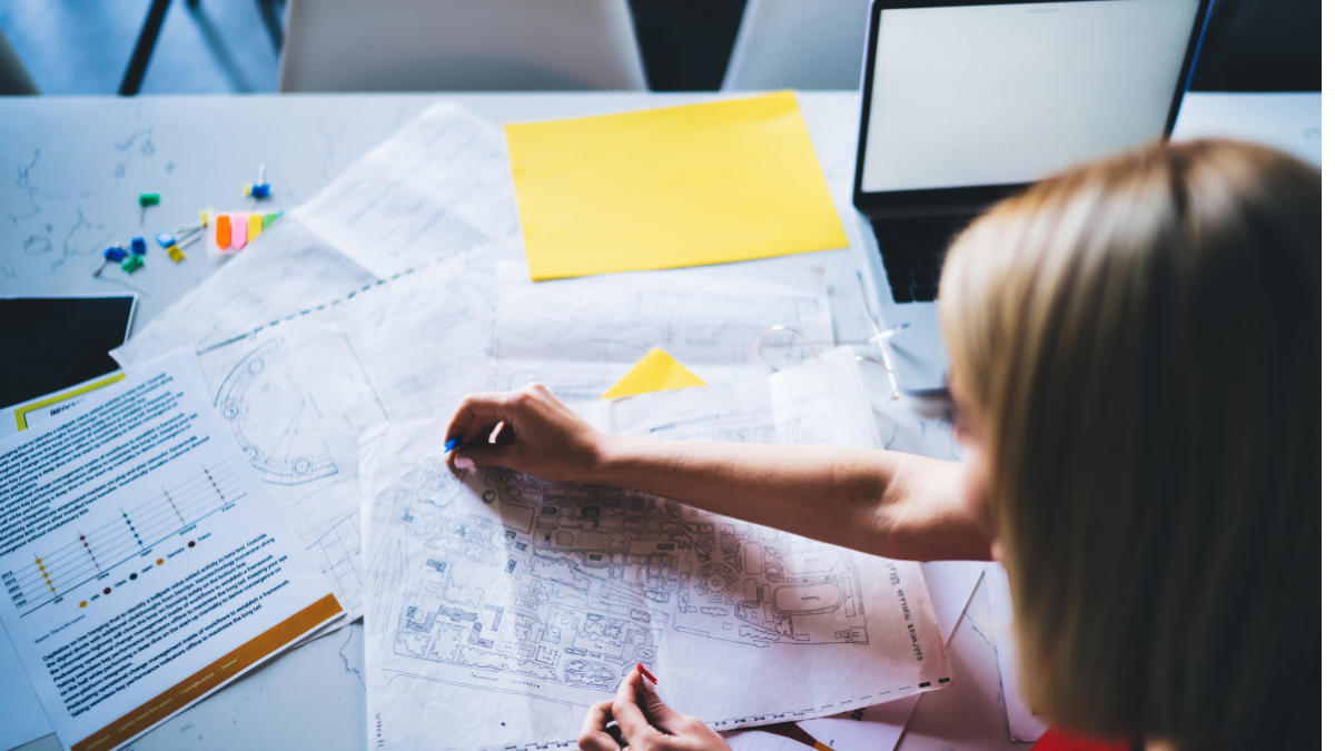 Imagine reprezentativă pentru verificarea certificatului de urbanism și a documentației necesare înaintea unei lucrări realizate prin notificare.